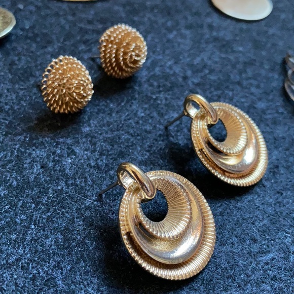 Golden various style vintage earrings lot - Picture 5 of 14